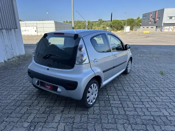 Peugeot 107 2011 - 7990 EUR, 91000 km - AUTO.MOTO.pt - 91000km - foto 4 de 16