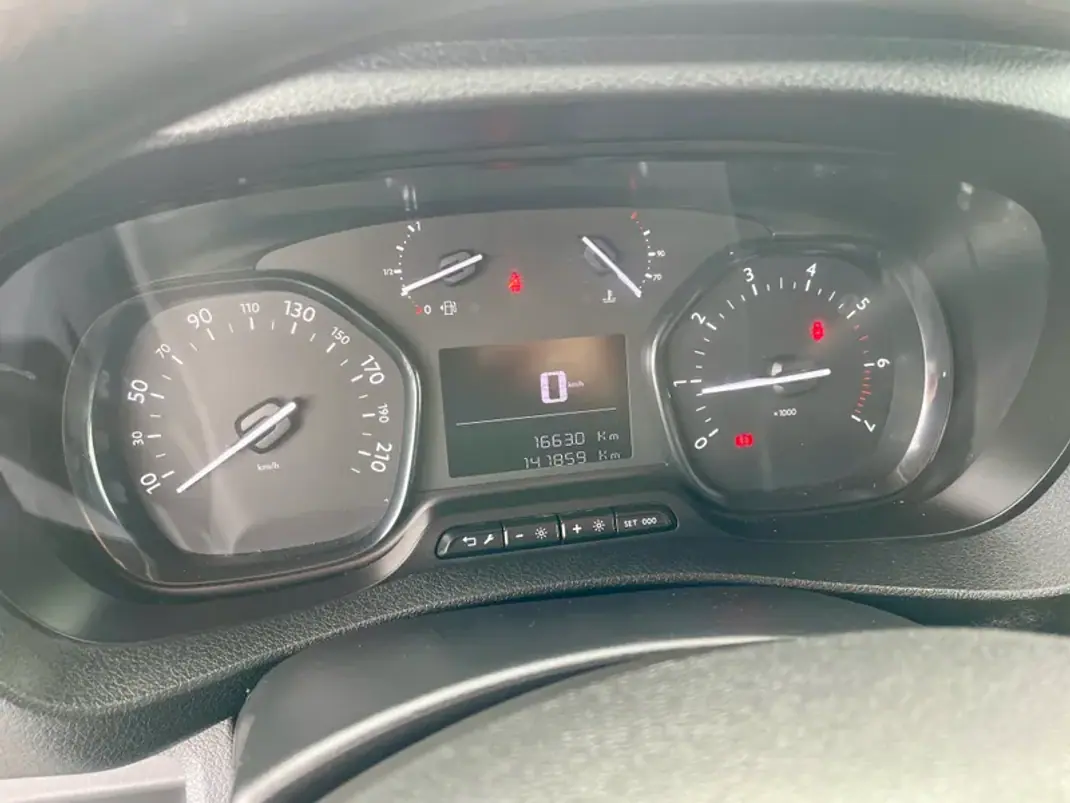 Peugeot Expert 1.5 BlueHdi L2H1 Pro Standard 2019 - 16750 EUR, 141859 km - AUTO.MOTO.pt - 141859km - foto 10 de 18