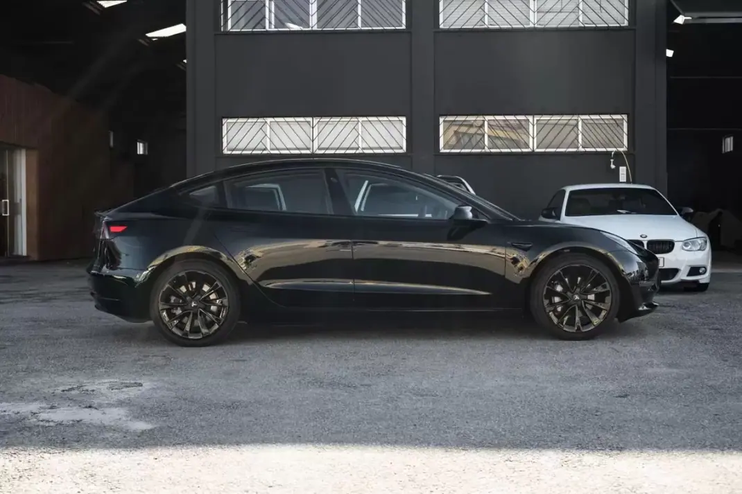 Tesla Model 3 2023 - 32900 EUR, 77000 km - AUTO.MOTO.pt - 77000km - foto 3 de 26