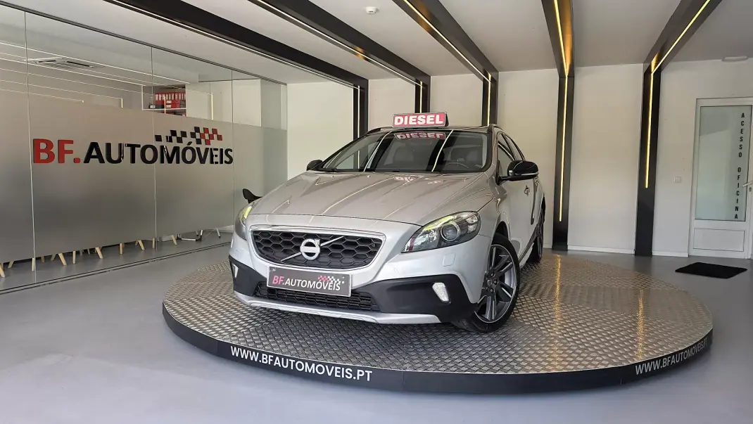 Volvo V40 Cross Country 2013 - 9900 EUR, 239930 km - AUTO.MOTO.pt - 239930km - foto 1 de 55