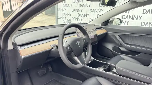 Tesla Model 3 2019 - 25990 EUR, 133000 km - AUTO.MOTO.pt - 133000km - foto 4 de 7