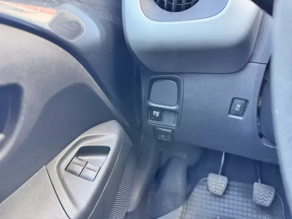 Peugeot 108 2017 - 8900 EUR, 45759 km - AUTO.MOTO.pt - 45759km - foto 16 de 24
