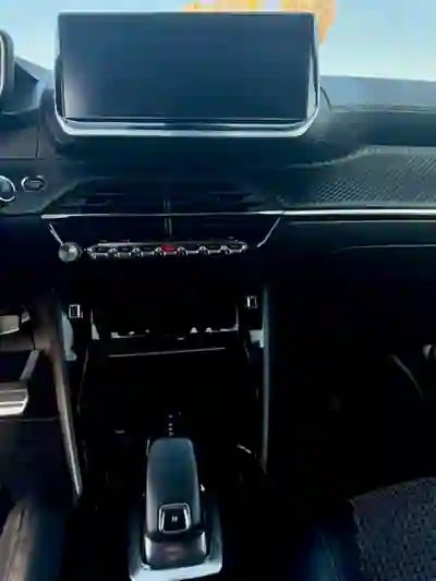 Peugeot 208 2019 - 13900 EUR, 75000 km - AUTO.MOTO.pt - 75000km - foto 11 de 19