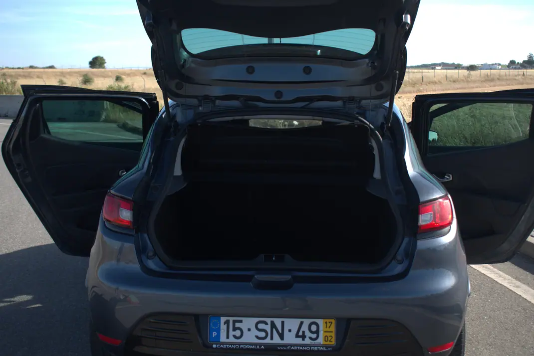 Renault Clio 2017 - 10490 EUR, 90000 km - AUTO.MOTO.pt - 90000km - foto 7 de 15