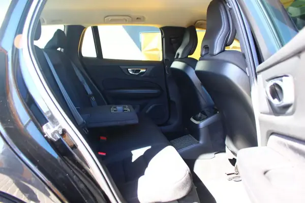 Volvo V60 2020 - 23750 EUR, 138000 km - AUTO.MOTO.pt - 138000km - foto 12 de 16