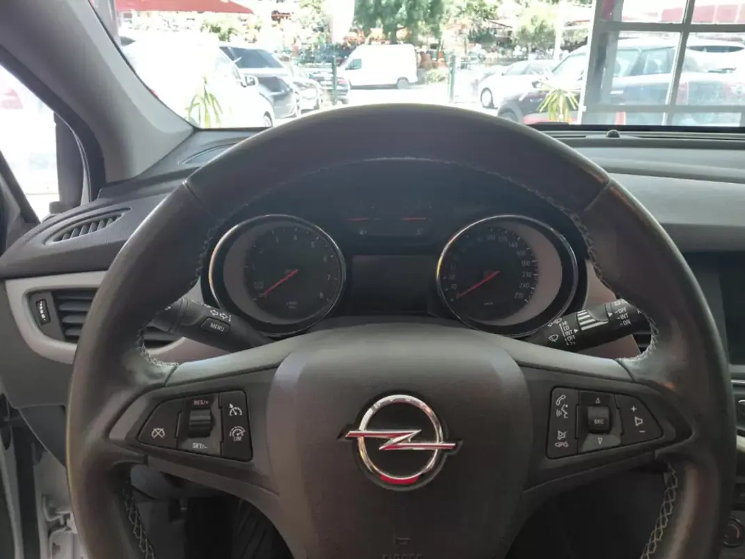 Opel Astra Sports Tourer 2020 - 12900 EUR, 137000 km - 137000km - foto 13 de 19