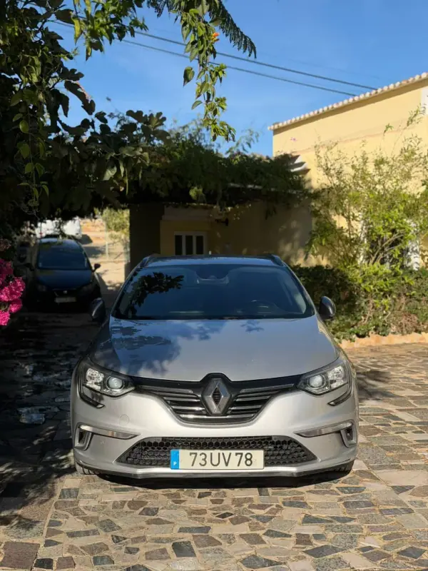 Renault Mégane 2018 - 16900 EUR, 102599 km - AUTO.MOTO.pt - 102599km - foto 3 de 12