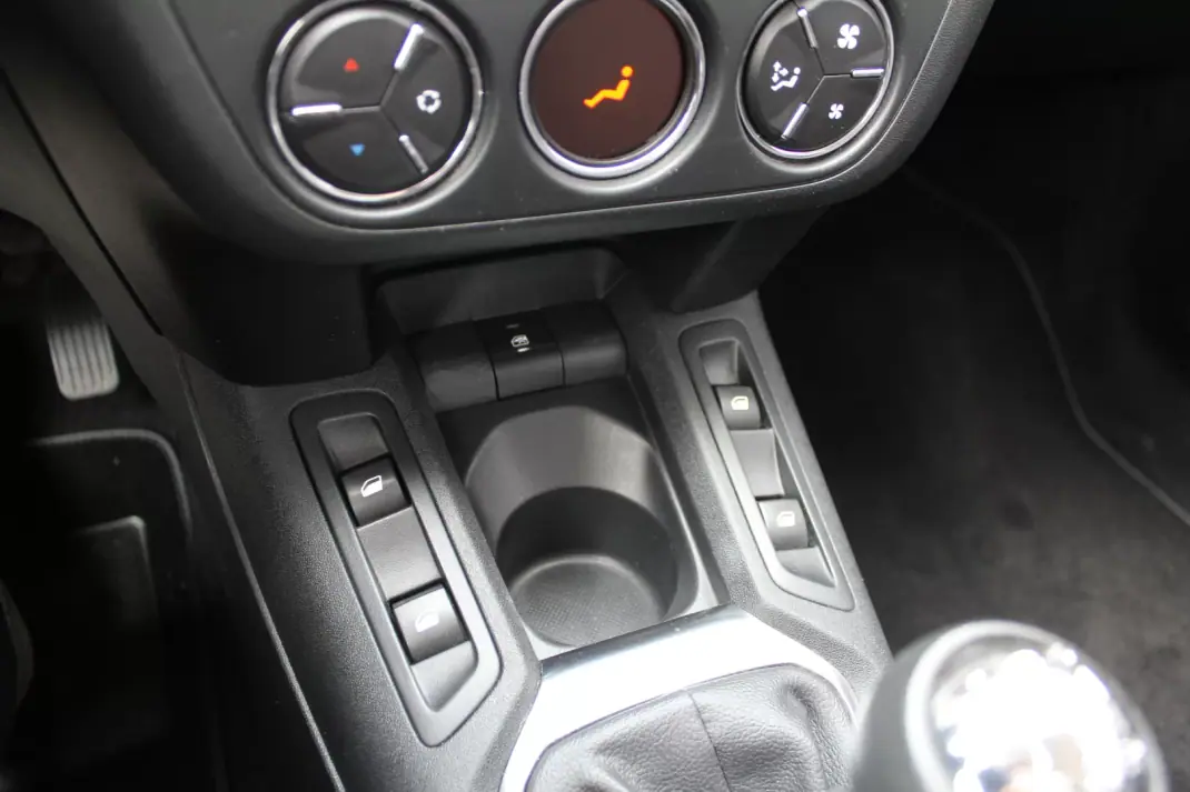 Citroën C-Elysée 2019 - 10500 EUR, 118000 km - AUTO.MOTO.pt - 118000km - foto 17 de 21