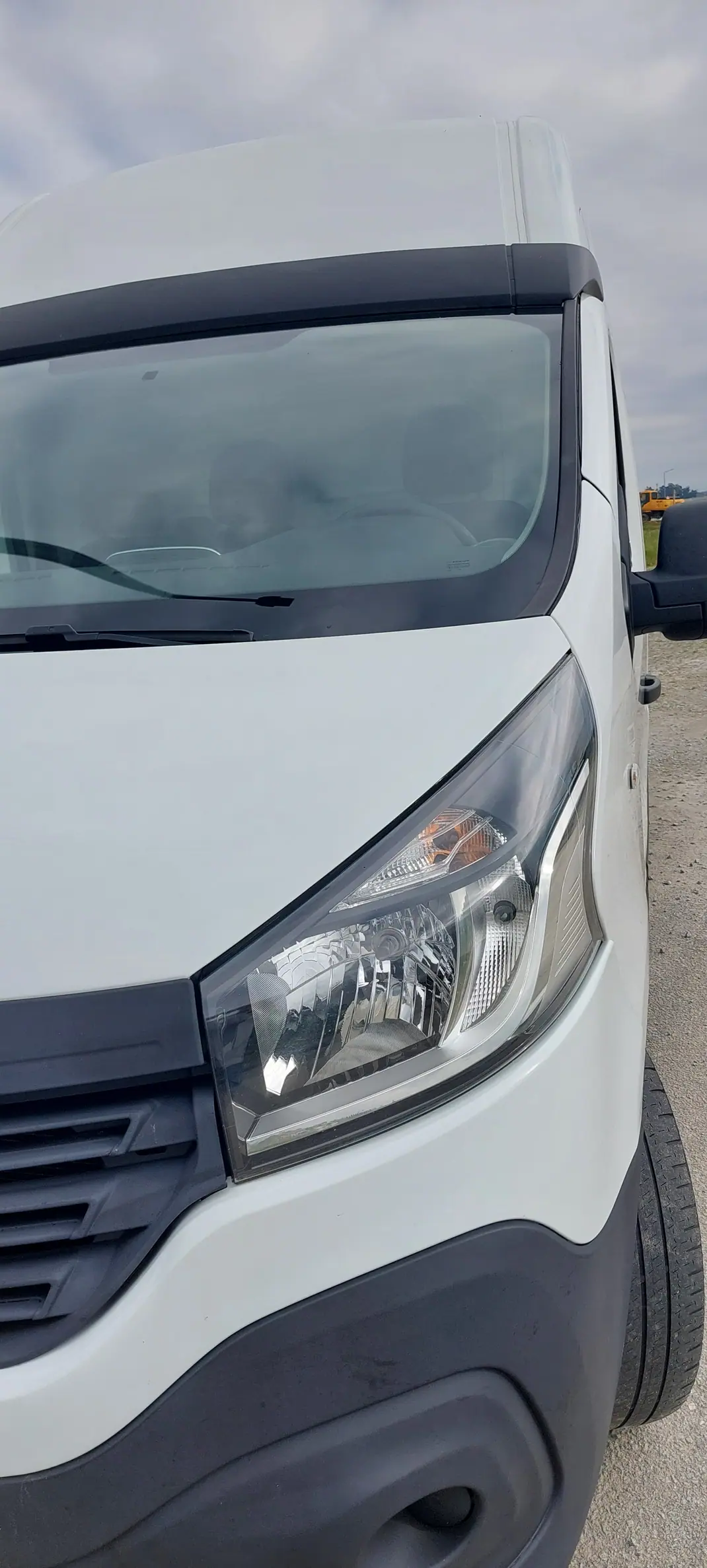 Renault Trafic 2018 - 14750 EUR, 190500 km - AUTO.MOTO.pt - 190500km - foto 2 de 13