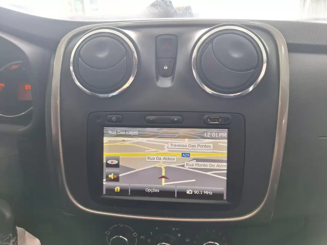 Dacia Sandero 2014 - 8490 EUR, 57546 km - AUTO.MOTO.pt - 57546km - foto 11 de 15