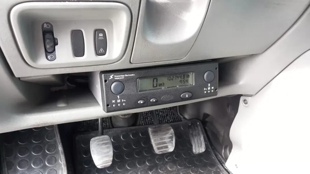 Renault Trafic 2014 - 14000 EUR, 329000 km - AUTO.MOTO.pt - 329000km - foto 2 de 25
