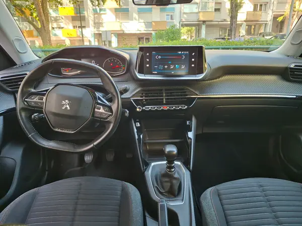 Peugeot 2008 2021 - 14500 EUR, 139000 km - AUTO.MOTO.pt - 139000km - foto 5 de 8