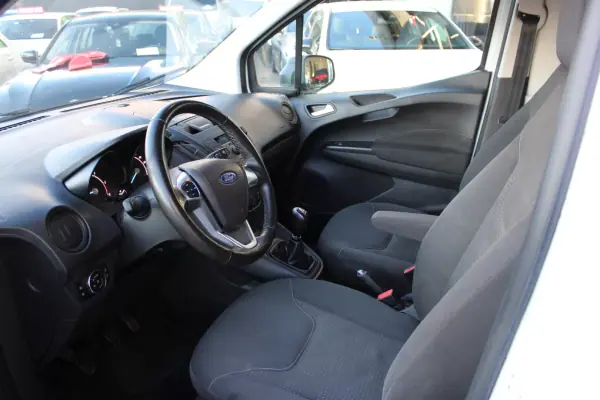 Ford Transit Courier 2020 - 12400 EUR, 140939 km - AUTO.MOTO.pt - 140939km - foto 5 de 15