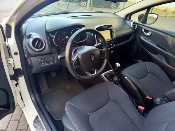 Renault Clio Sport Tourer 2018 - 7500 EUR, 250000 km - AUTO.MOTO.pt - 250000km - foto 15 de 23