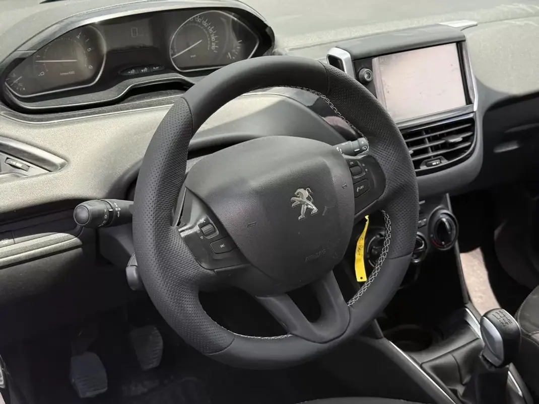 Peugeot 208 2015 - 9450 EUR, 145000 km - 145000km - foto 4 de 15
