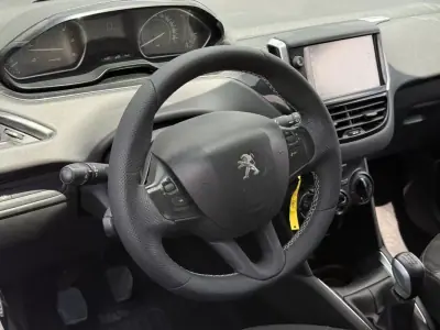 Peugeot 208 2015 - 9450 EUR, 145000 km - AUTO.MOTO.pt - 145000km - foto 4 de 15