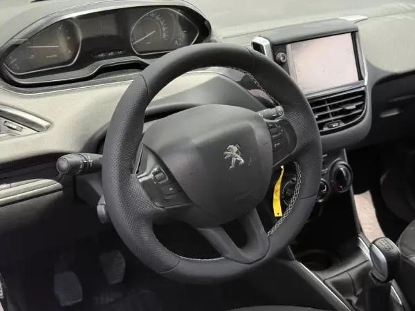 Peugeot 208 2015 - 9450 EUR, 145000 km - AUTO.MOTO.pt - 145000km - foto 4 de 15