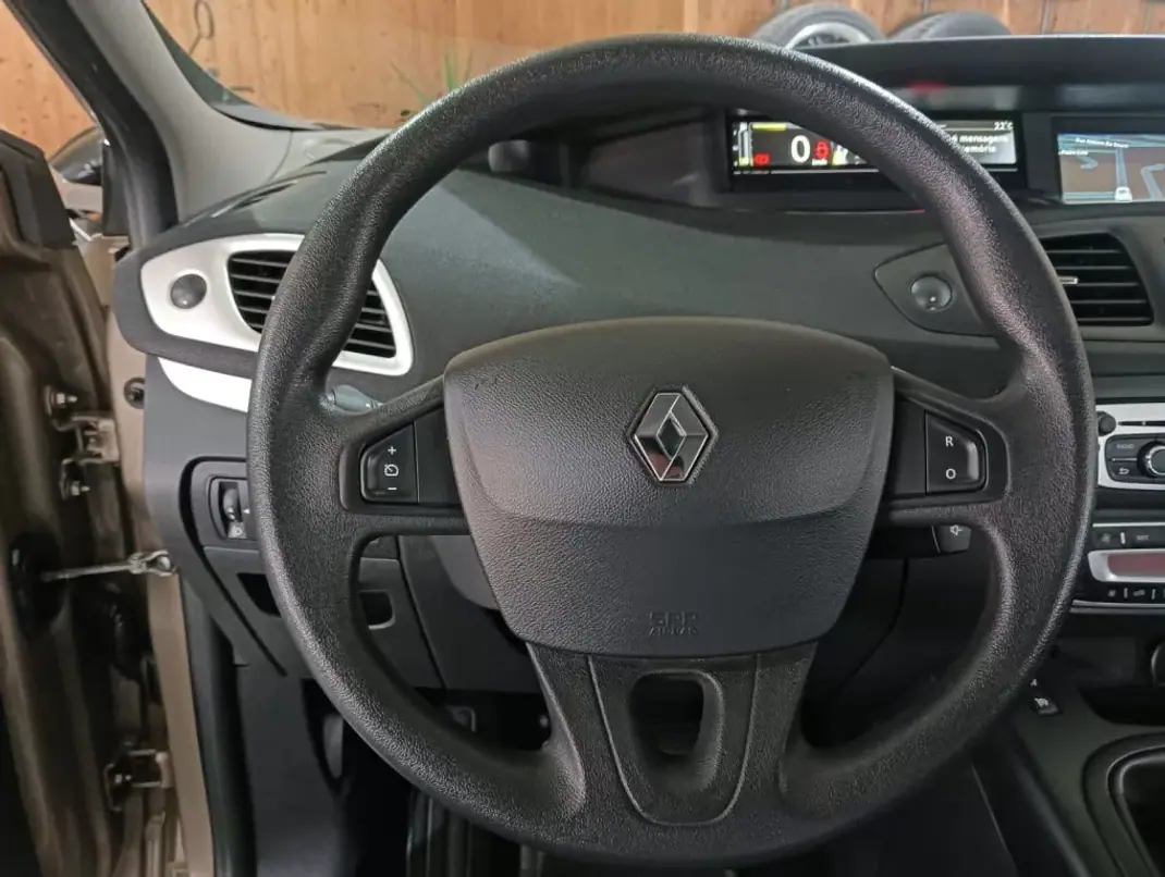 Renault Scénic 2015 - 10990 EUR, 159000 km - AUTO.MOTO.pt - 159000km - foto 9 de 19