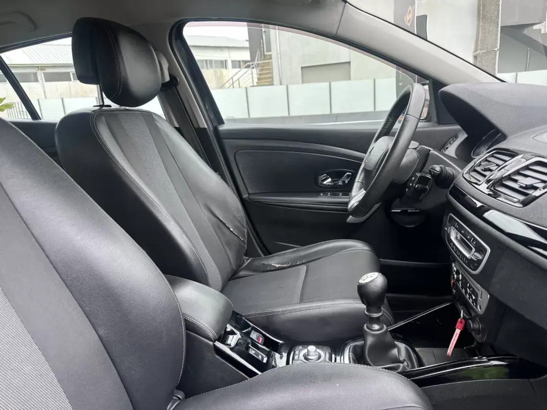 Renault Mégane 2012 - 7900 EUR, 270000 km - AUTO.MOTO.pt - 270000km - foto 35 de 36