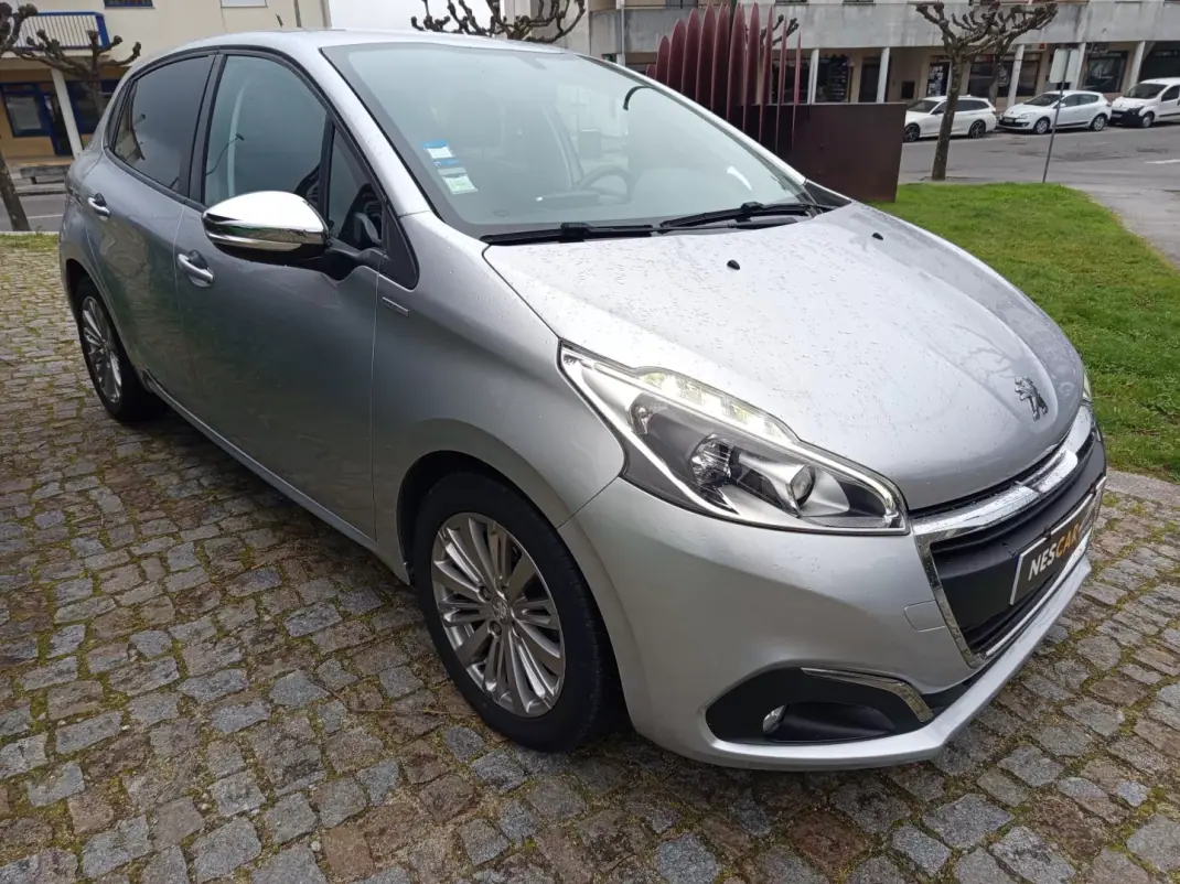 Peugeot 208 2017 - 10990 EUR, 163895 km - AUTO.MOTO.pt - 163895km - foto 3 de 11