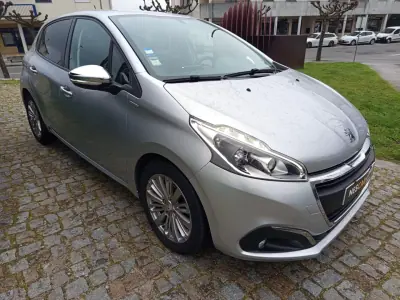 Peugeot 208 2017 - 10990 EUR, 163895 km - AUTO.MOTO.pt - 163895km - foto 3 de 11