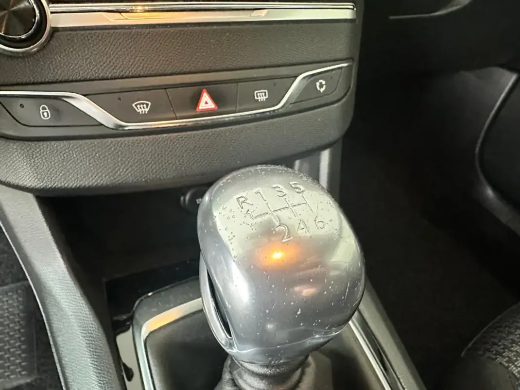 Peugeot 308 SW 2019 - 14990 EUR, 107300 km - 107300km - foto 22 de 30