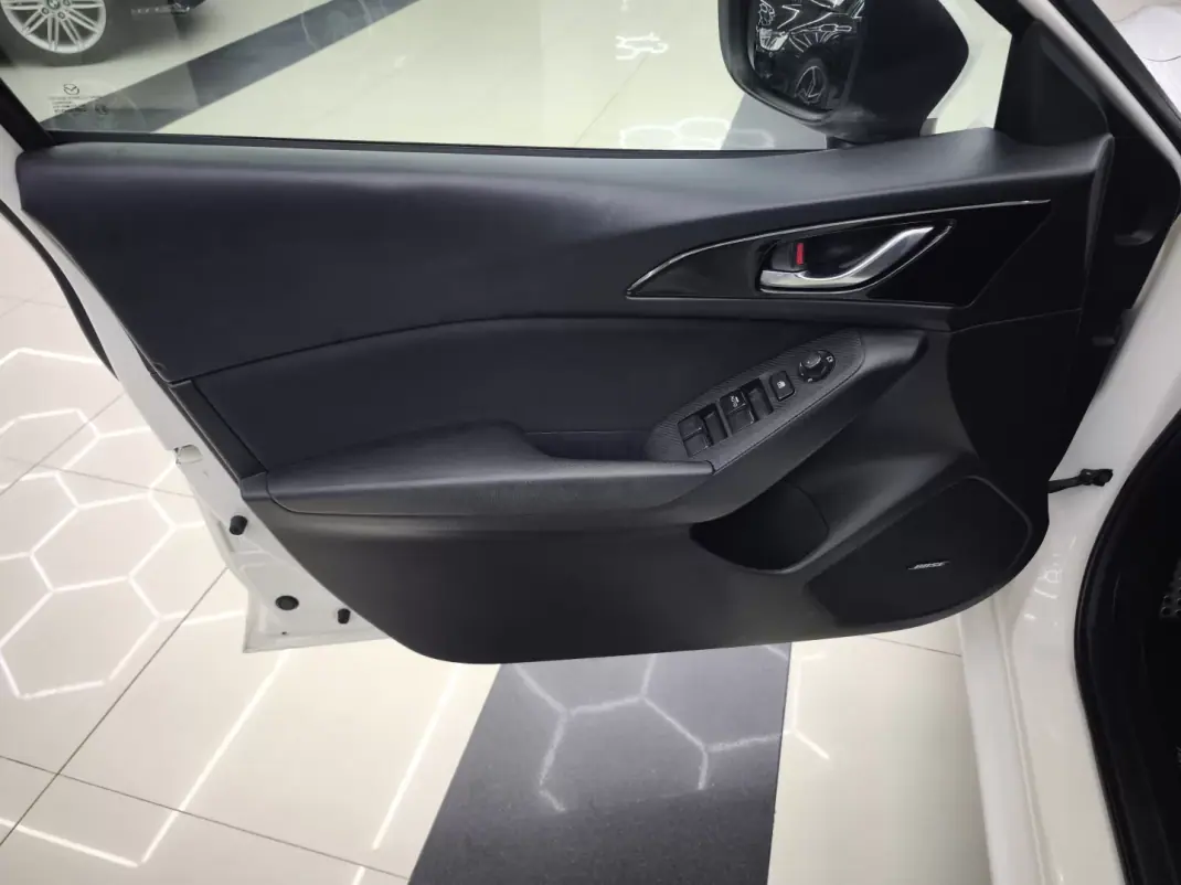 Mazda 3 2016 - 12450 EUR, 207205 km - AUTO.MOTO.pt - 207205km - foto 18 de 40