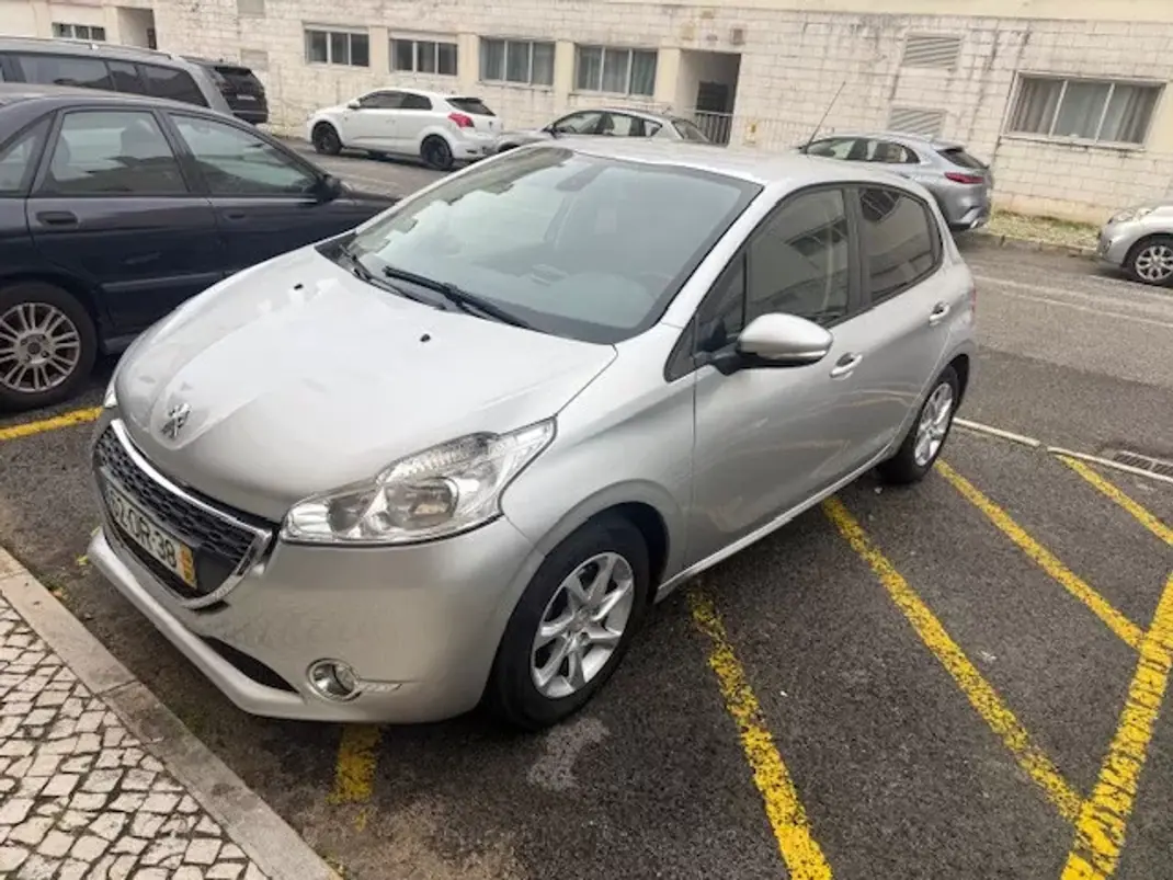 Peugeot 208 2014 - 7400 EUR, 116000 km - AUTO.MOTO.pt - 116000km - foto 9 de 26