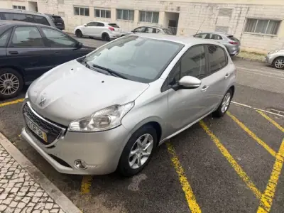 Peugeot 208 2014 - 7400 EUR, 116000 km - AUTO.MOTO.pt - 116000km - foto 9 de 26