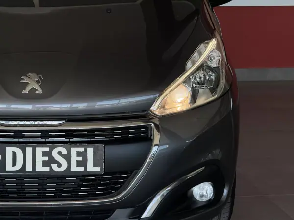 Peugeot 208 2018 - 12990 EUR, 96669 km - AUTO.MOTO.pt - 96669km - foto 4 de 21
