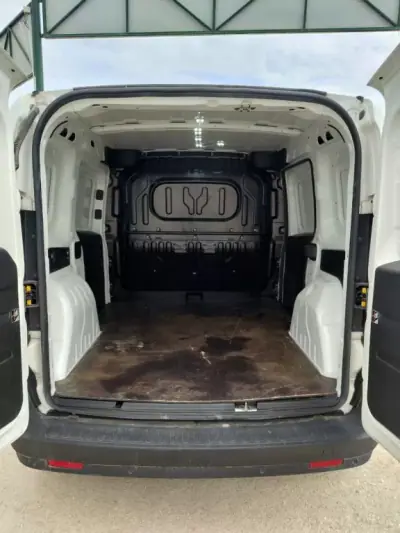 Opel COMBO 2018 - 11900 EUR, 170000 km - AUTO.MOTO.pt - 170000km - foto 9 de 11