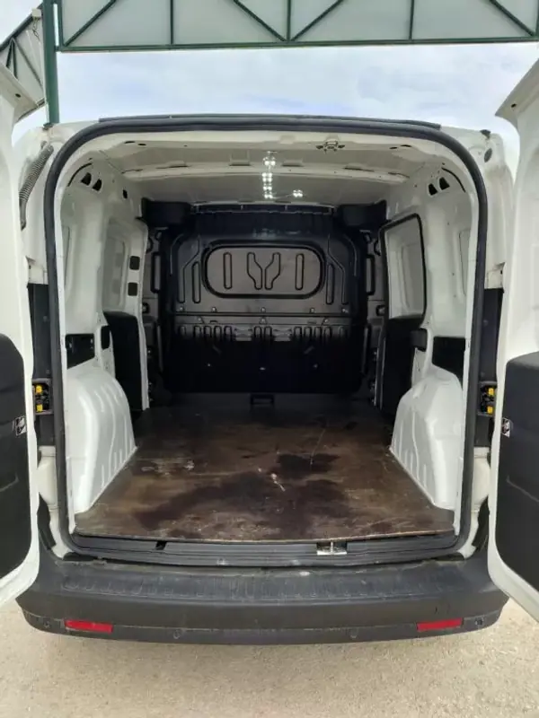 Opel COMBO 2018 - 10950 EUR, 170000 km - AUTO.MOTO.pt - 170000km - foto 9 de 11