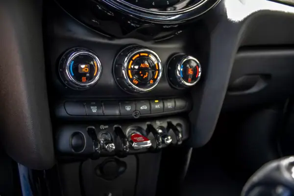 MINI 5 Portas 2022 - 16999 EUR, 153000 km - AUTO.MOTO.pt - 153000km - foto 30 de 38