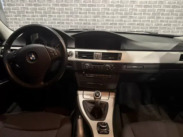 BMW 318 2011 - 8490 EUR, 341000 km - AUTO.MOTO.pt - 341000km - foto 9 de 14