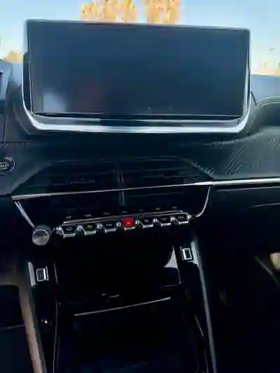 Peugeot 208 2019 - 13900 EUR, 75000 km - AUTO.MOTO.pt - 75000km - foto 13 de 19