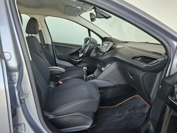 Peugeot 208 2019 - 11750 EUR, 180000 km - AUTO.MOTO.pt - 180000km - foto 7 de 10