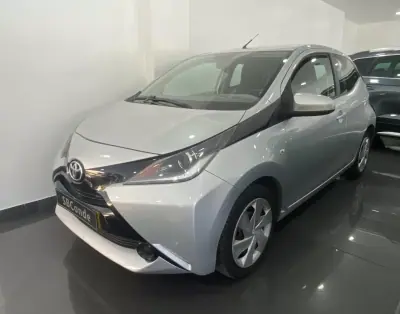 Toyota Aygo 2015 - 9850 EUR, 116267 km - AUTO.MOTO.pt - 116267km - foto 3 de 34