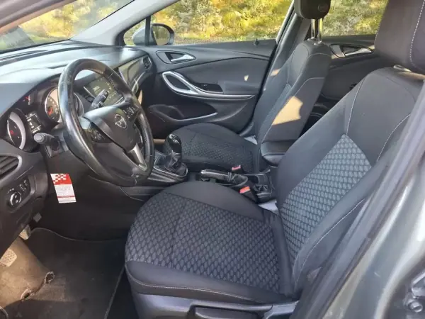 Opel Astra Sports Tourer 2017 - 8900 EUR, 231400 km - AUTO.MOTO.pt - 231400km - foto 11 de 35