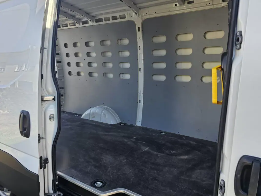 Iveco Daily 35 S14 2.3 D PLATAFORMA 2023 - 24750 EUR, 45000 km - AUTO.MOTO.pt - 45000km - foto 8 de 12