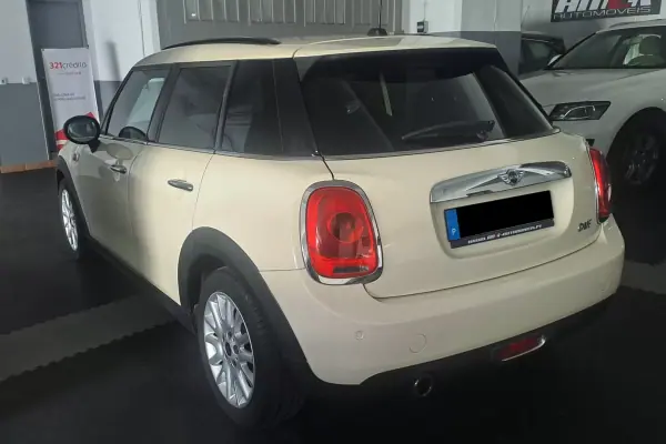 MINI 5 Portas 2015 - 11950 EUR, 130000 km - AUTO.MOTO.pt - 130000km - foto 4 de 19
