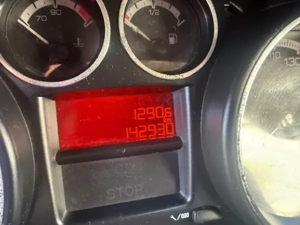 Peugeot 308 2011 - 7400 EUR, 143000 km - AUTO.MOTO.pt - 143000km - foto 17 de 31
