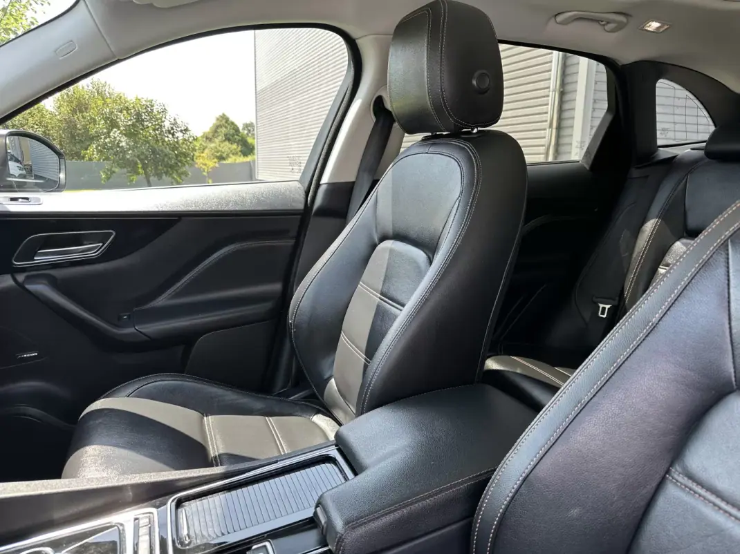 Jaguar F-Pace 2018 - 22500 EUR, 146000 km - 146000km - foto 37 de 69