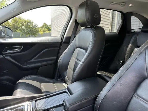 Jaguar F-Pace 2018 - 22500 EUR, 146000 km - AUTO.MOTO.pt - 146000km - foto 37 de 69