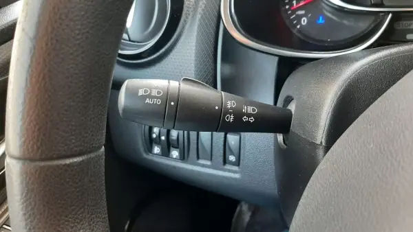 Renault Clio Sport Tourer 2018 - 11500 EUR, 89764 km - AUTO.MOTO.pt - 89764km - foto 33 de 46