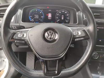 Volkswagen e-Golf 2019 - 15900 EUR, 81000 km - AUTO.MOTO.pt - 81000km - foto 14 de 26