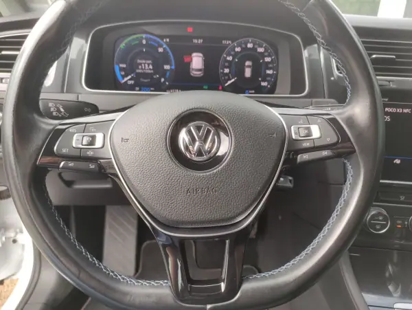 Volkswagen e-Golf 2019 - 15900 EUR, 81000 km - AUTO.MOTO.pt - 81000km - foto 14 de 26