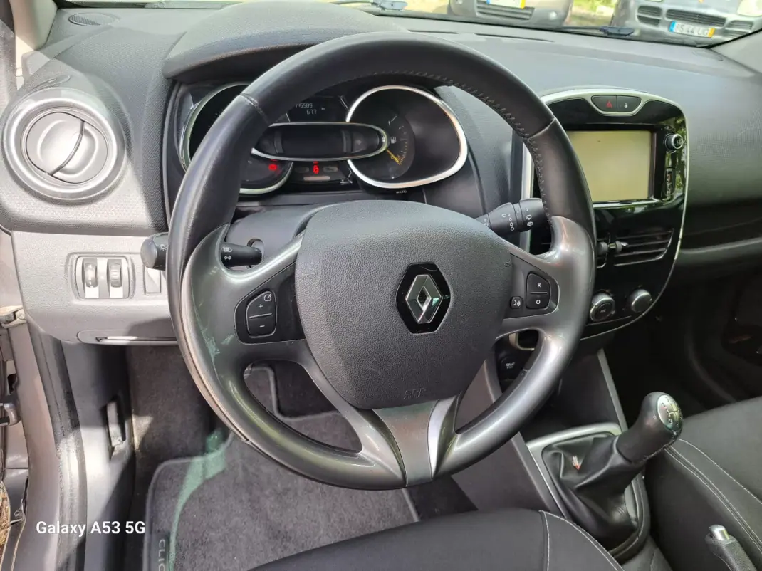 Renault Clio Sport Tourer 2016 - 8990 EUR, 145350 km - AUTO.MOTO.pt - 145350km - foto 8 de 19