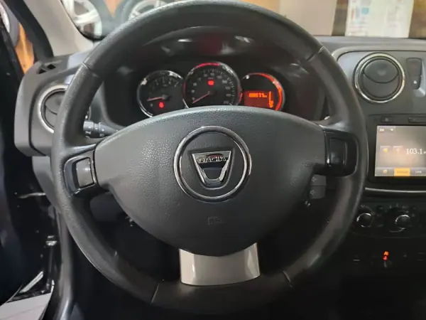 Dacia Sandero 2015 - 12900 EUR, 116000 km - AUTO.MOTO.pt - 116000km - foto 7 de 16