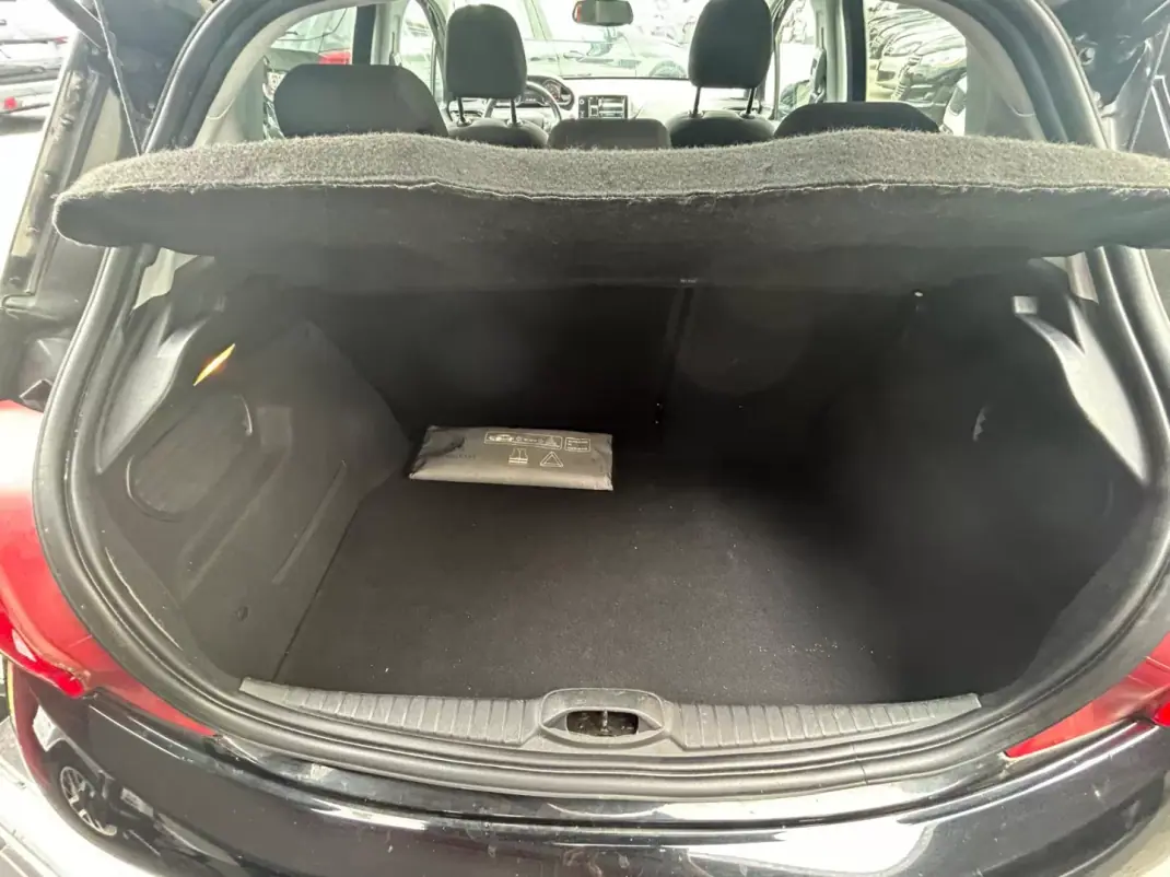 Peugeot 208 2014 - 8500 EUR, 125429 km - AUTO.MOTO.pt - 125429km - foto 15 de 17