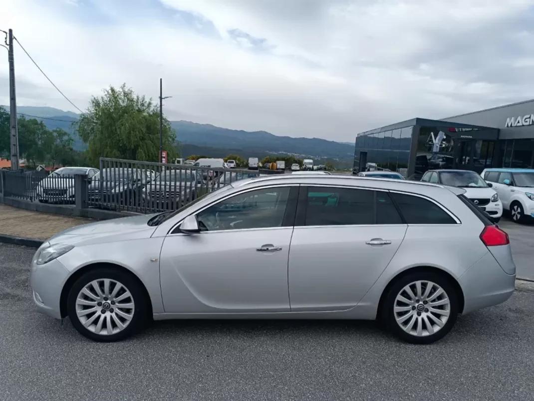 Opel Insignia Sports Tourer 2009 - 7500 EUR, 266000 km - AUTO.MOTO.pt - 266000km - foto 1 de 24